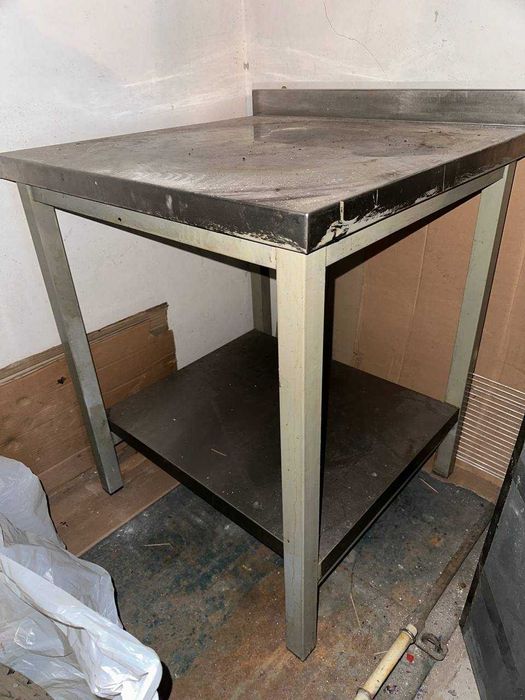 Стол с нержавейки с полкой и бортом.