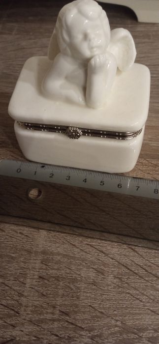 Ceramiczna szkatułka na biżuterię z aniołkiem porcelana