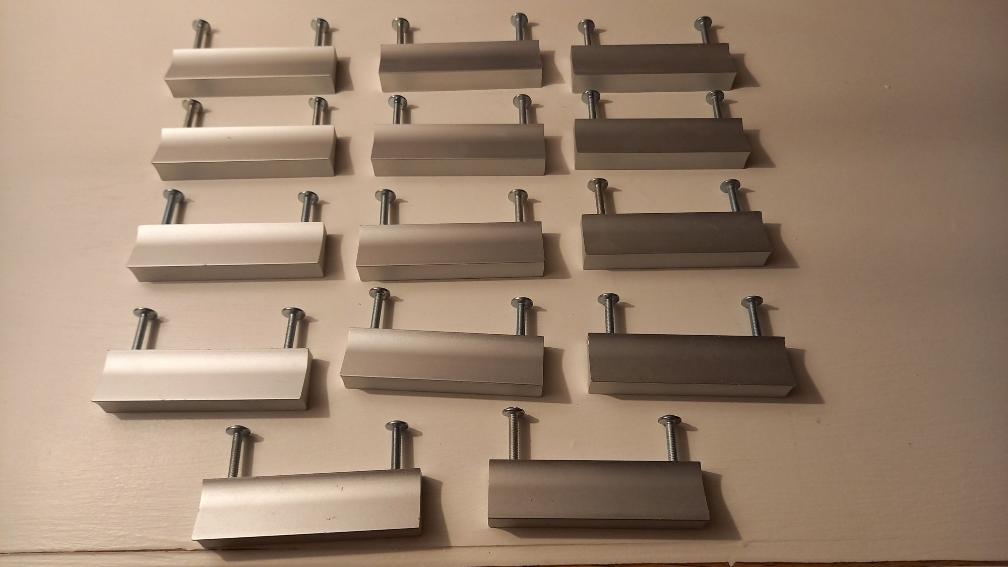 Aluminiowy uchwyt do mebli, do szuflad.