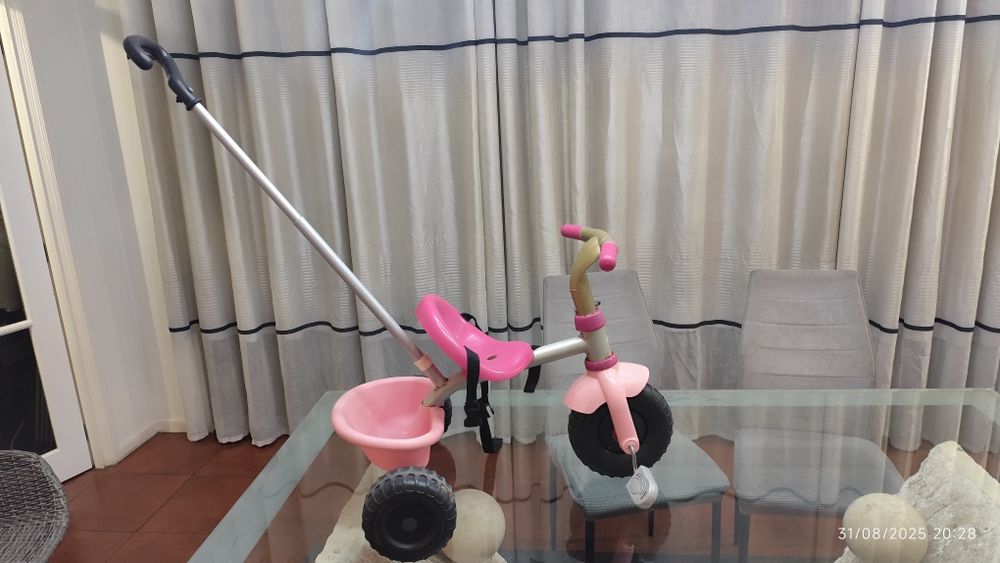 Triciclo rosa com pega