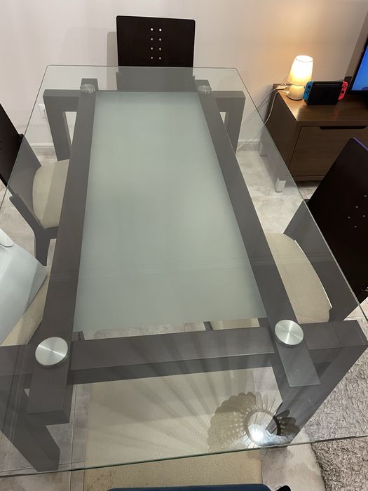 Mesa de vidro com 6 cadeiras