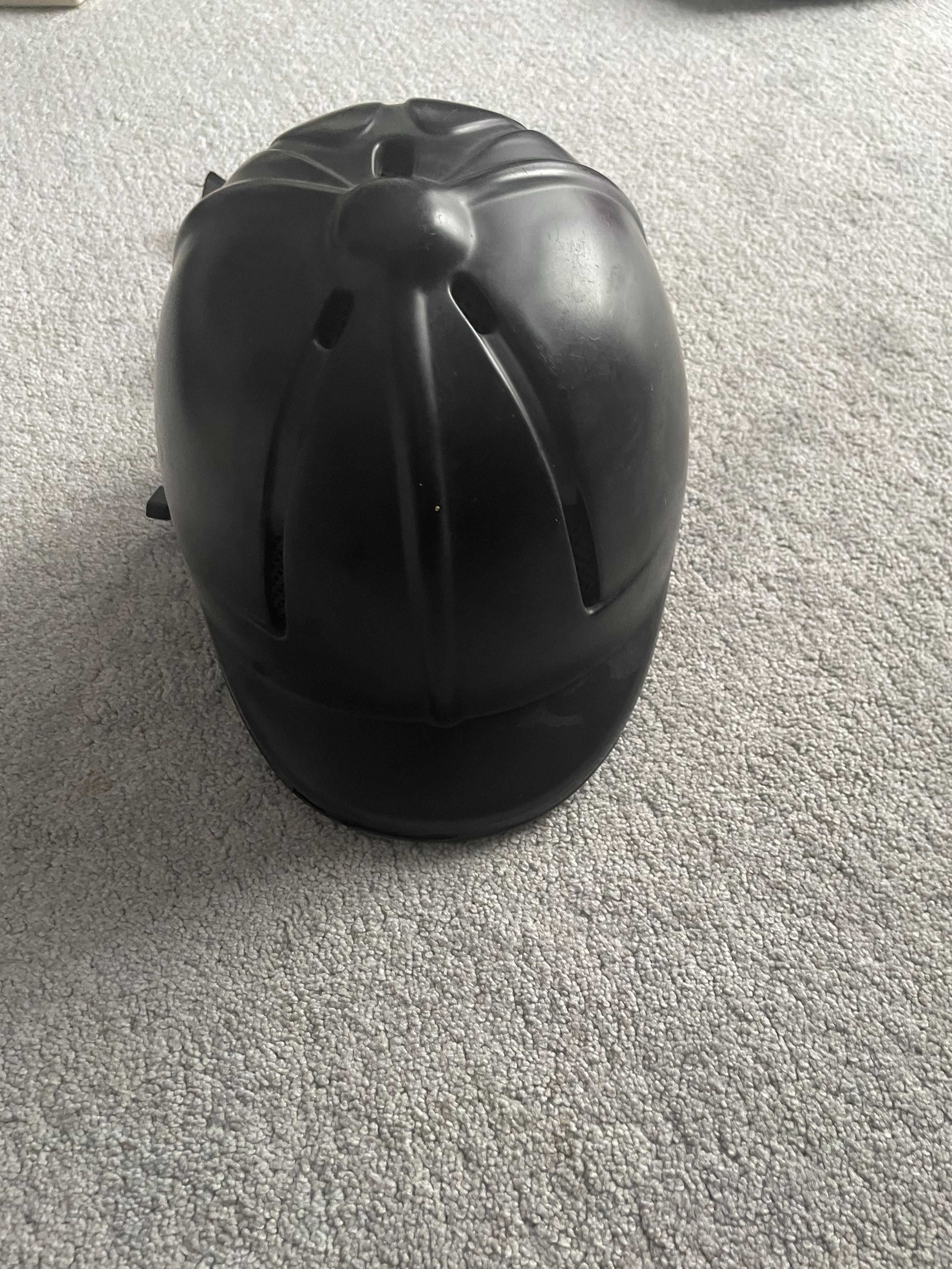 Kask jeździecki do jazdy konnej