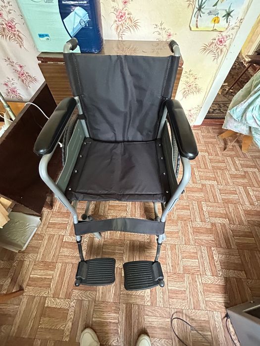 Продаю инвалидное складное кресло бу
