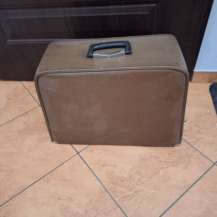 Maszyna  do szycia w walizce  łucznik.