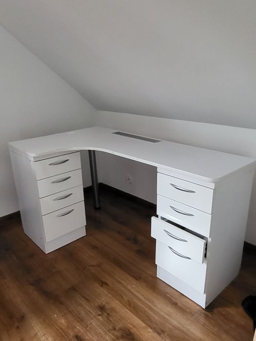 Biurko narożne robione na wymiar – solidne, z szufladam