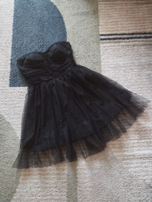 Czarna tiulowa sukienka bez ramiączek g21 dekolt serce