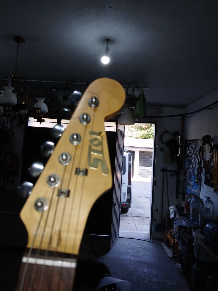 Guitarra elétrica com amplificador saco e tripé