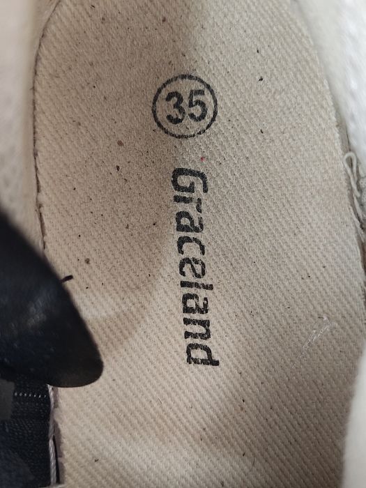Czarne buty z "kryształkami”