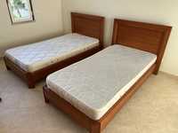 Duas camas de madeira maciça
