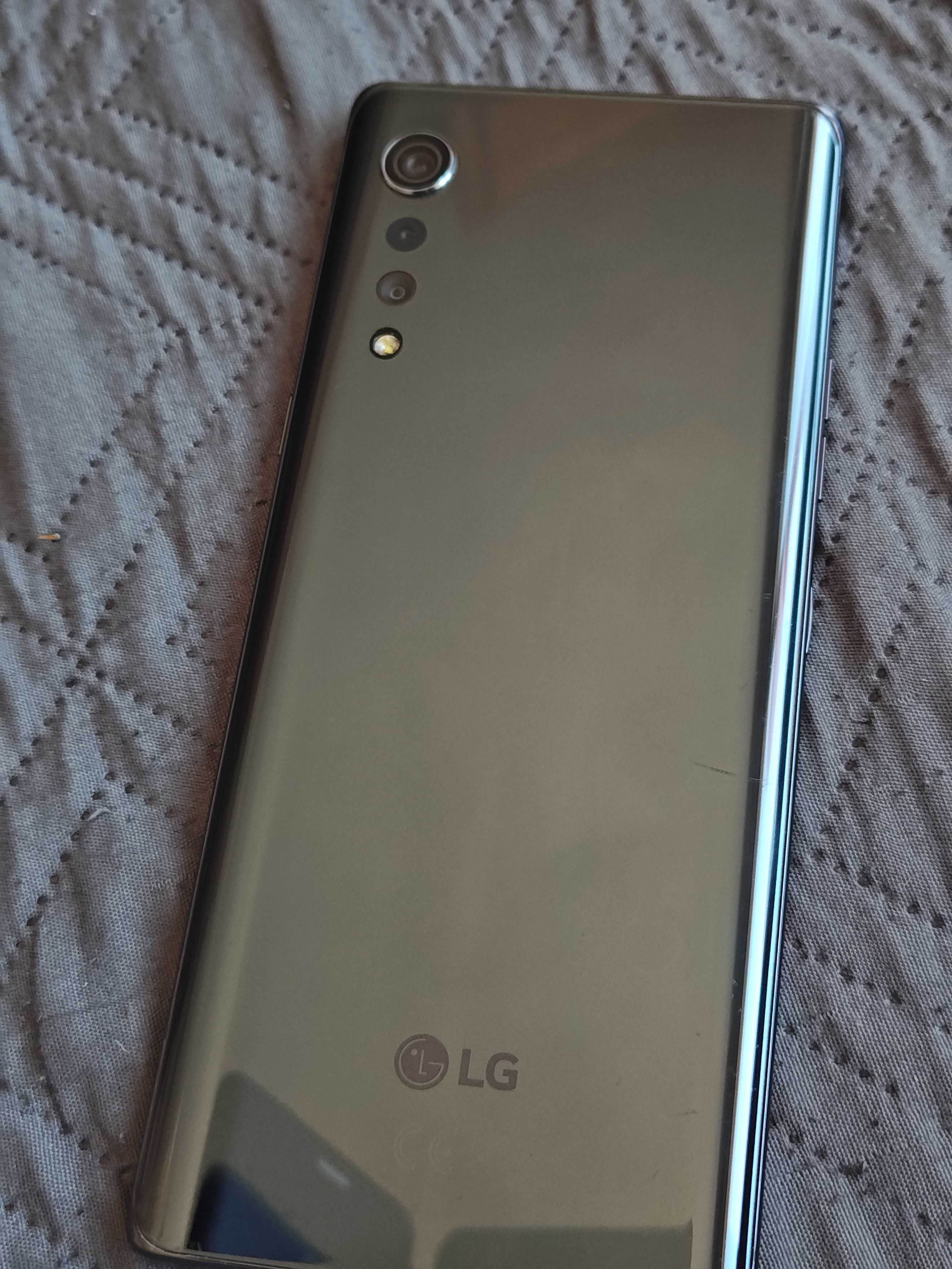 LG Velvet razem z ekranem dual screen