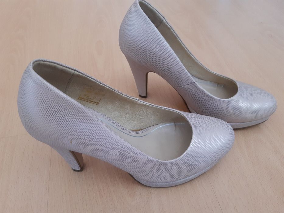 Sapato fechado cor neutra