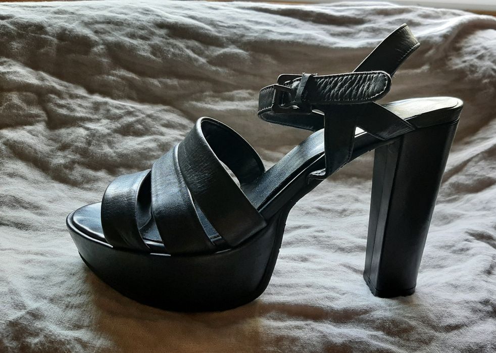 Sandálias pretas da Hera