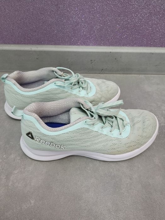 Adidasy z białą podeszwą dla dziewczynki