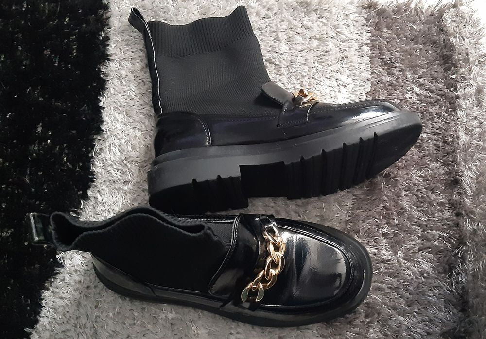 Botas Pretas corrente Dourada cano baixo 34