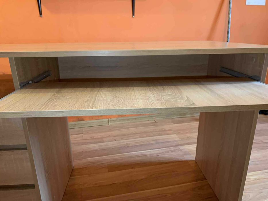 Biurko komputerowe dąb sonoma 135x60x77 cm – idealny stan!