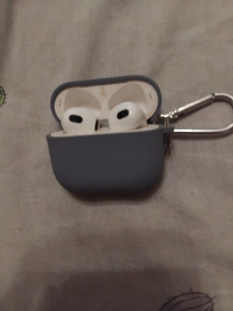 Продам наушники разом з чохлом airpods