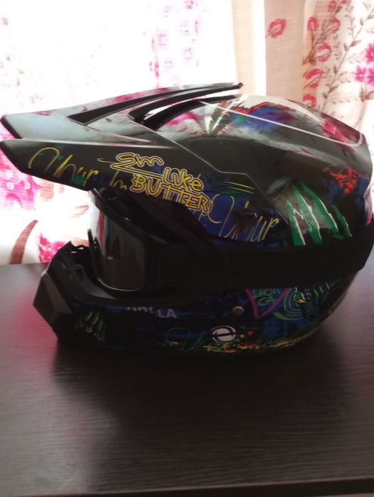 Продам кросовий Шолом в ідеальному стані очки в комплекті