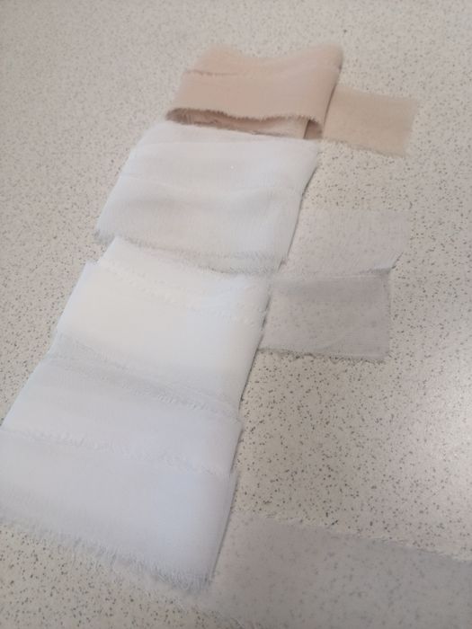 Wstążka szyfonowa ręcznie rwana 17 sztuk.