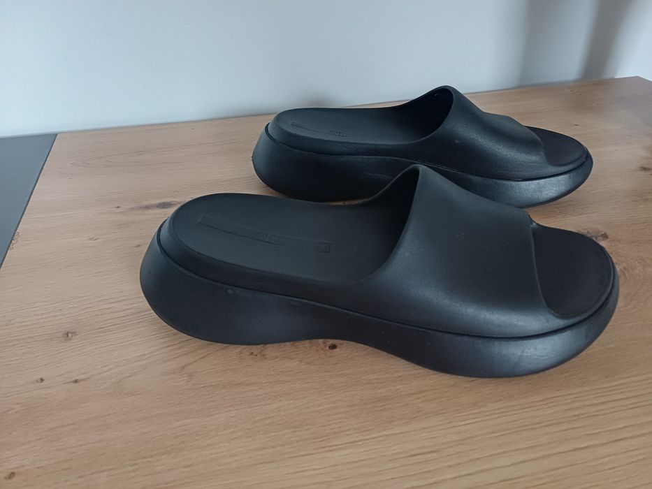 Klapki  czarne Zara rozmiar 40 na grubej podeszwie jak yezzy