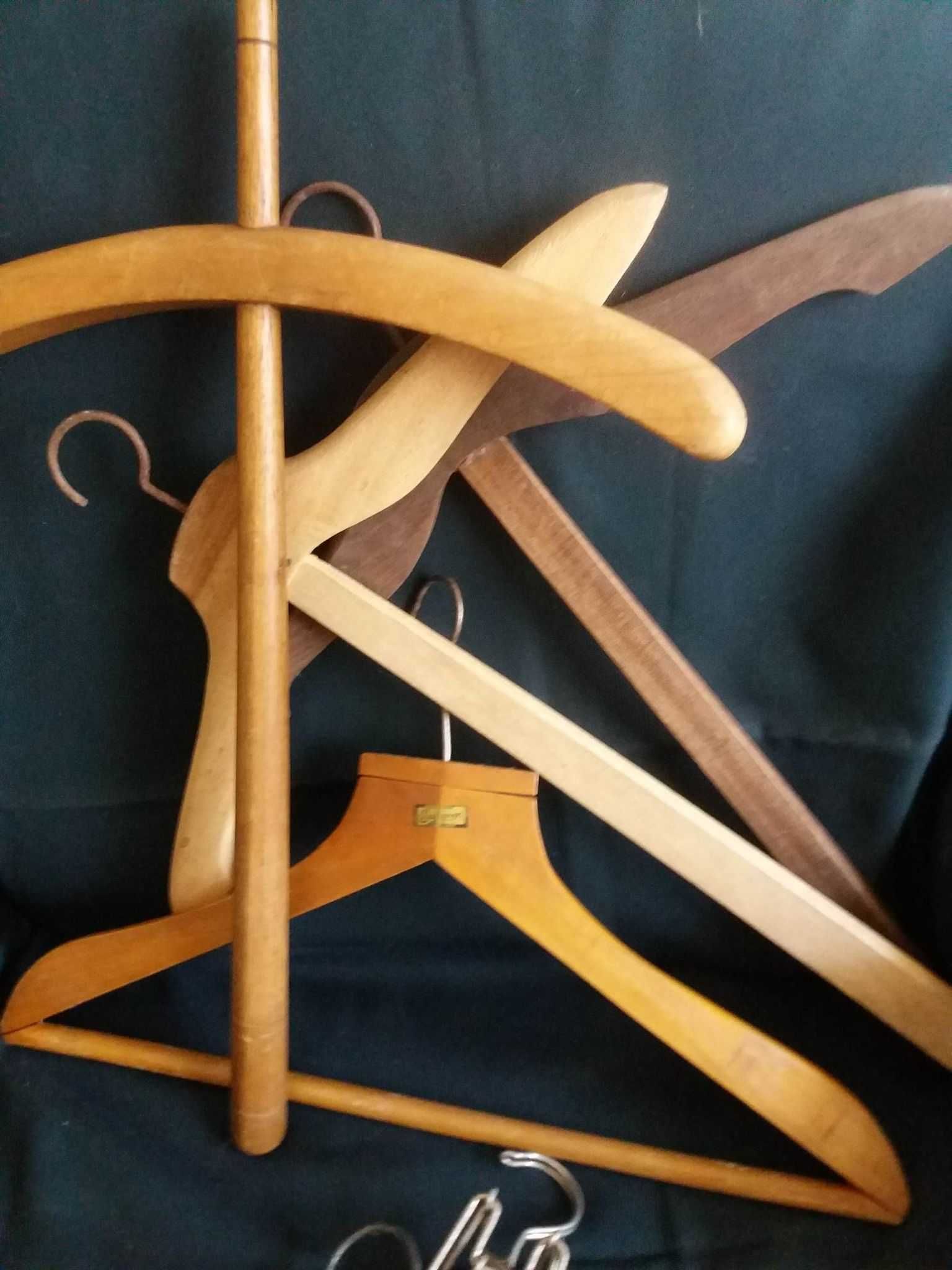 Conjunto de cabides de madeira vintage