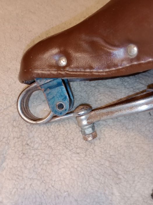 Stare skórzane siodło do motocykla