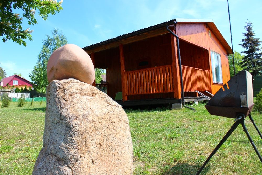 Domek nad zalewem Chańcza, blisko brzegu.