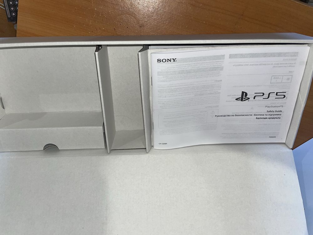 PlayStation 5 (PS5) Disc Edition. Повний комплект. Стан відмінний.
