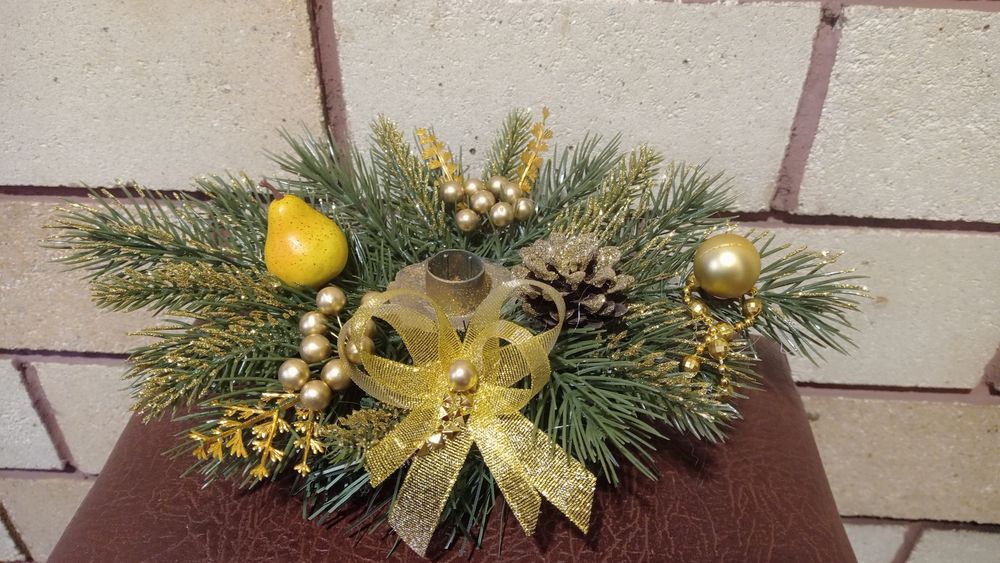 В наявності новорічні гірлянди і підсвічники