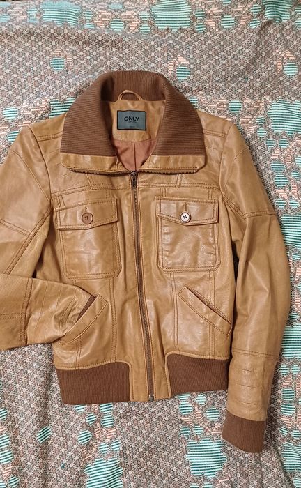 Женская кожаная деми куртка.