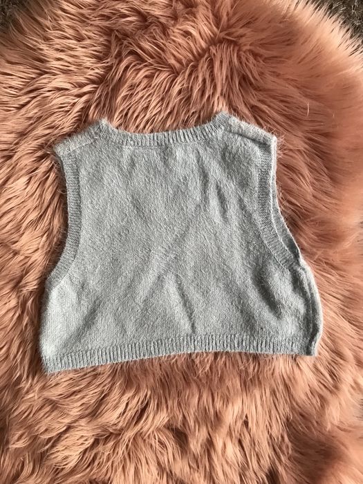 Krótki sweterek bezrękawnik crop top z wisienkami