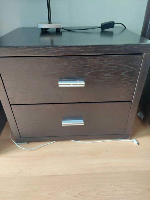 2 Camiseiros e 2 Mesas de Cabeceira em Madeira Carvalho. Cor Castanho.