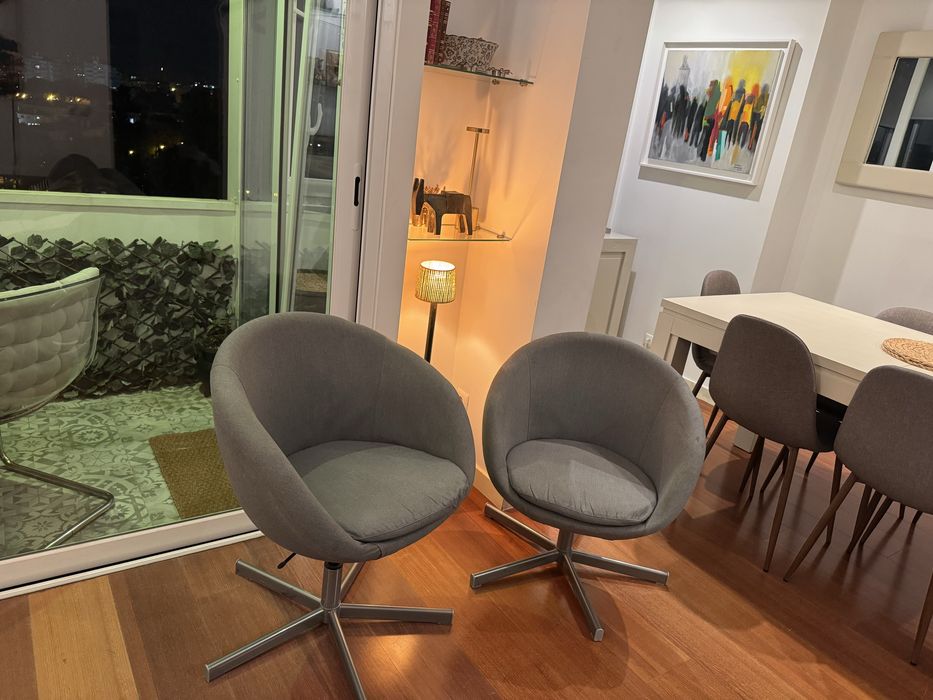 Duas cadeiras sala / escritório cinza com braços giratória e ajustável