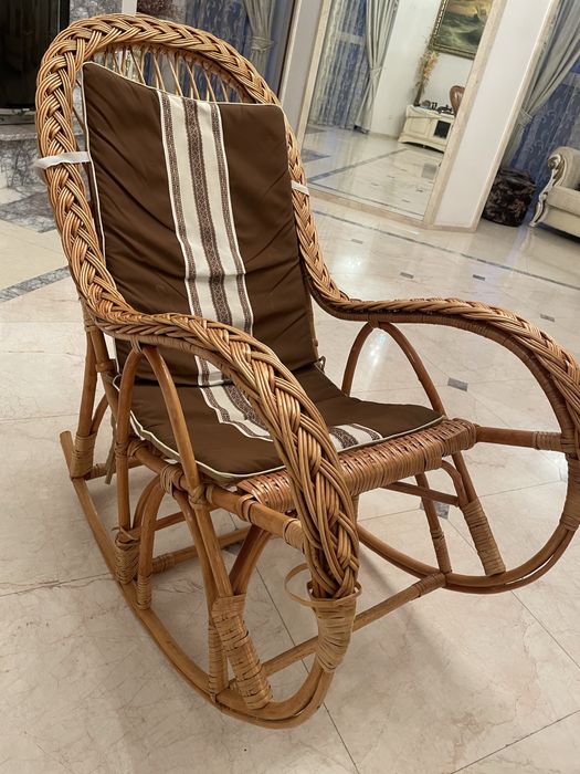 Крісло-гойдалка з натурального матеріалу
