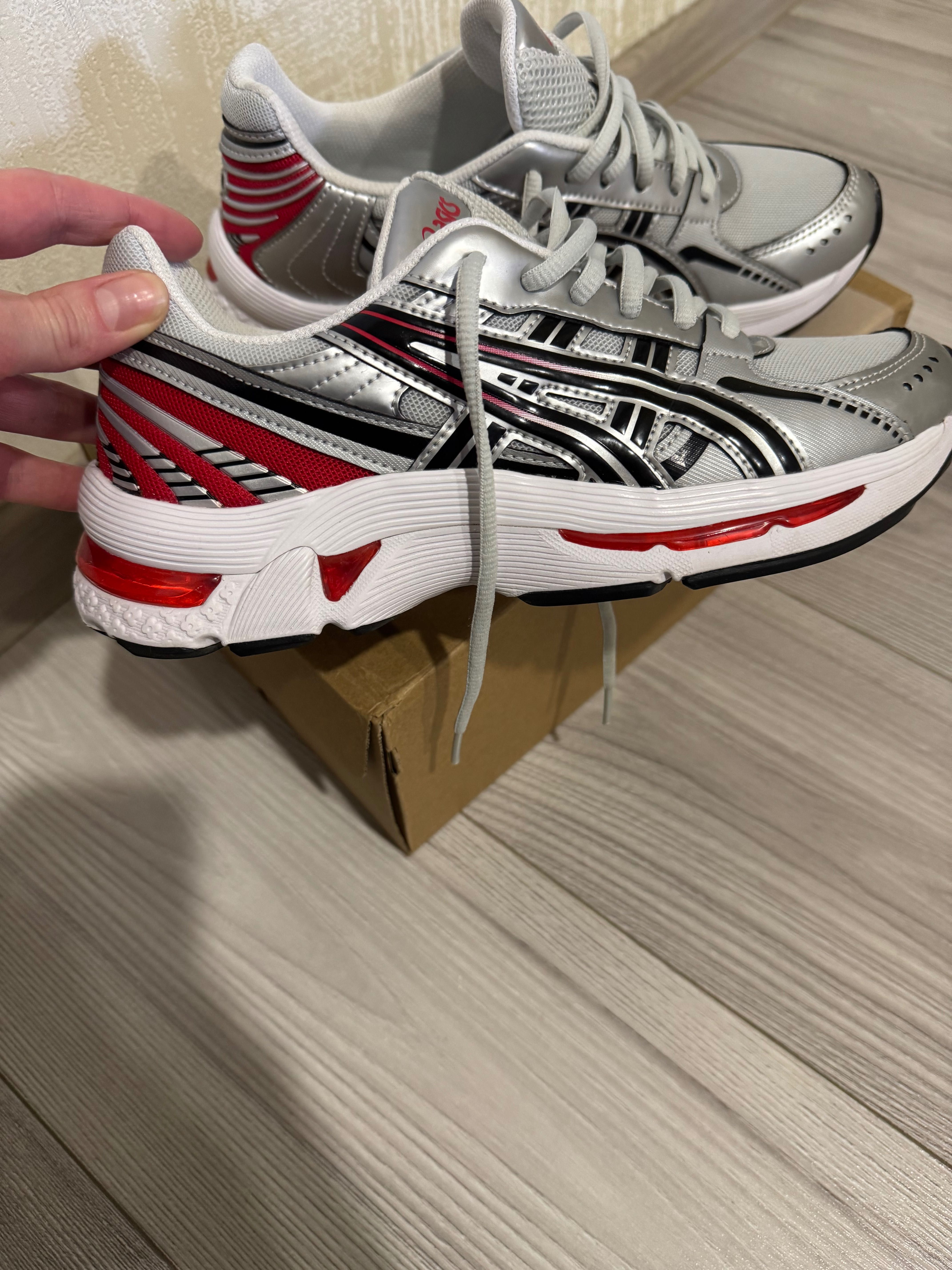 Продаю круті кросівки ASICS, на жаль підійшов розмір.