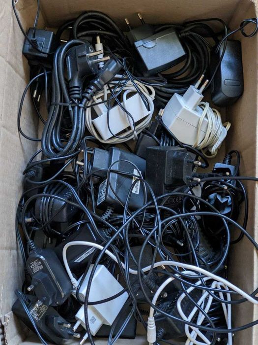 Велика кількість блоків зарядок від ноутбуків та приладів ціна за лот