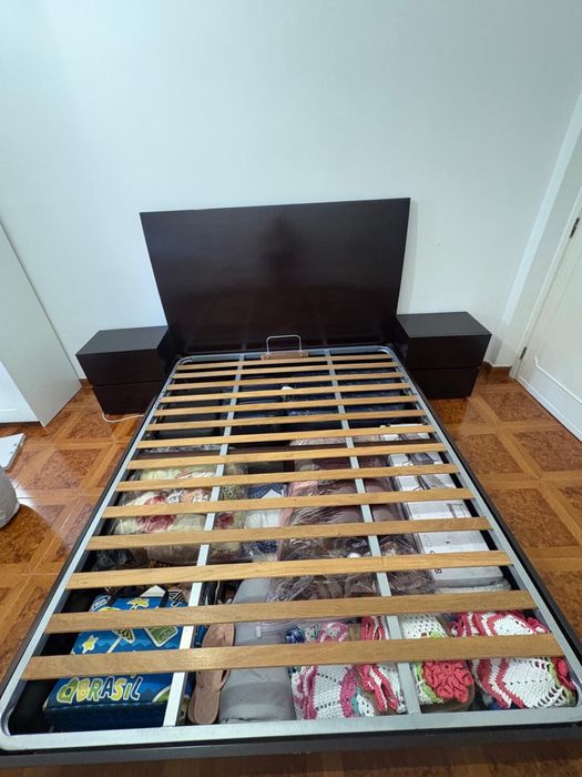 Cama de casal com cabeçeiras