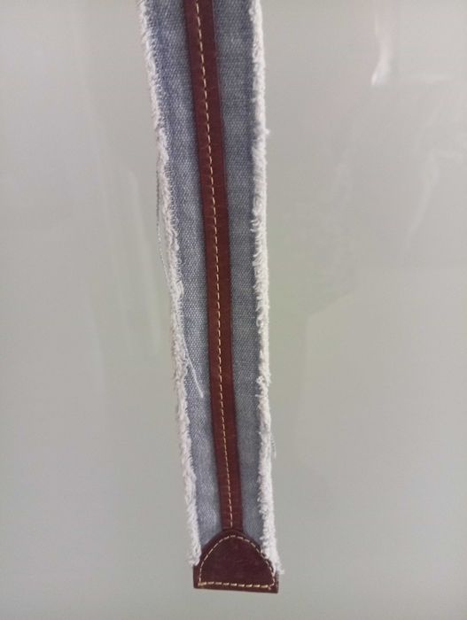 Cinto em tecido, tipo ganga com apontamentos em couro castanho