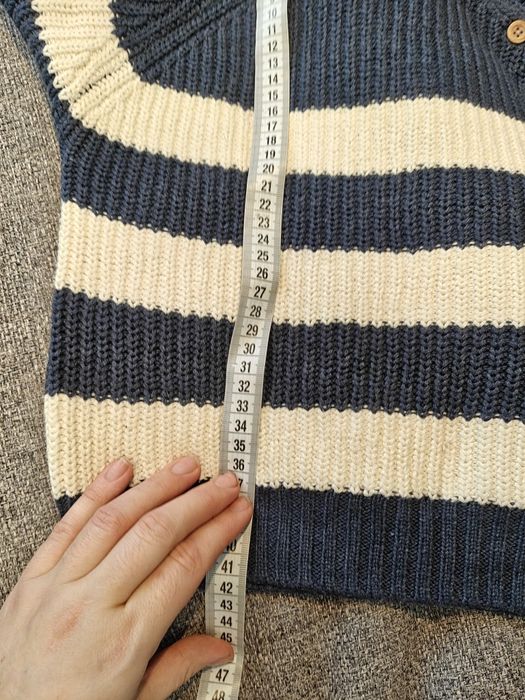 Wiązany, pasiasty sweter z guzikami na ramieniu