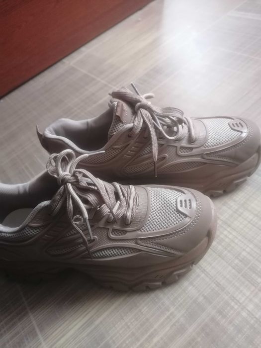 Продам кросівки жіночі 43 розмір