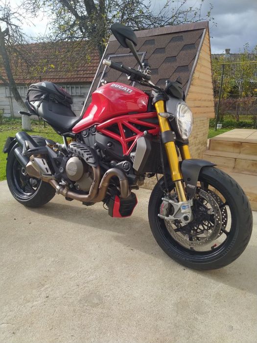 Ducati Monster 1200S.