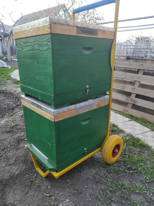 Возик, візок для вуликів.