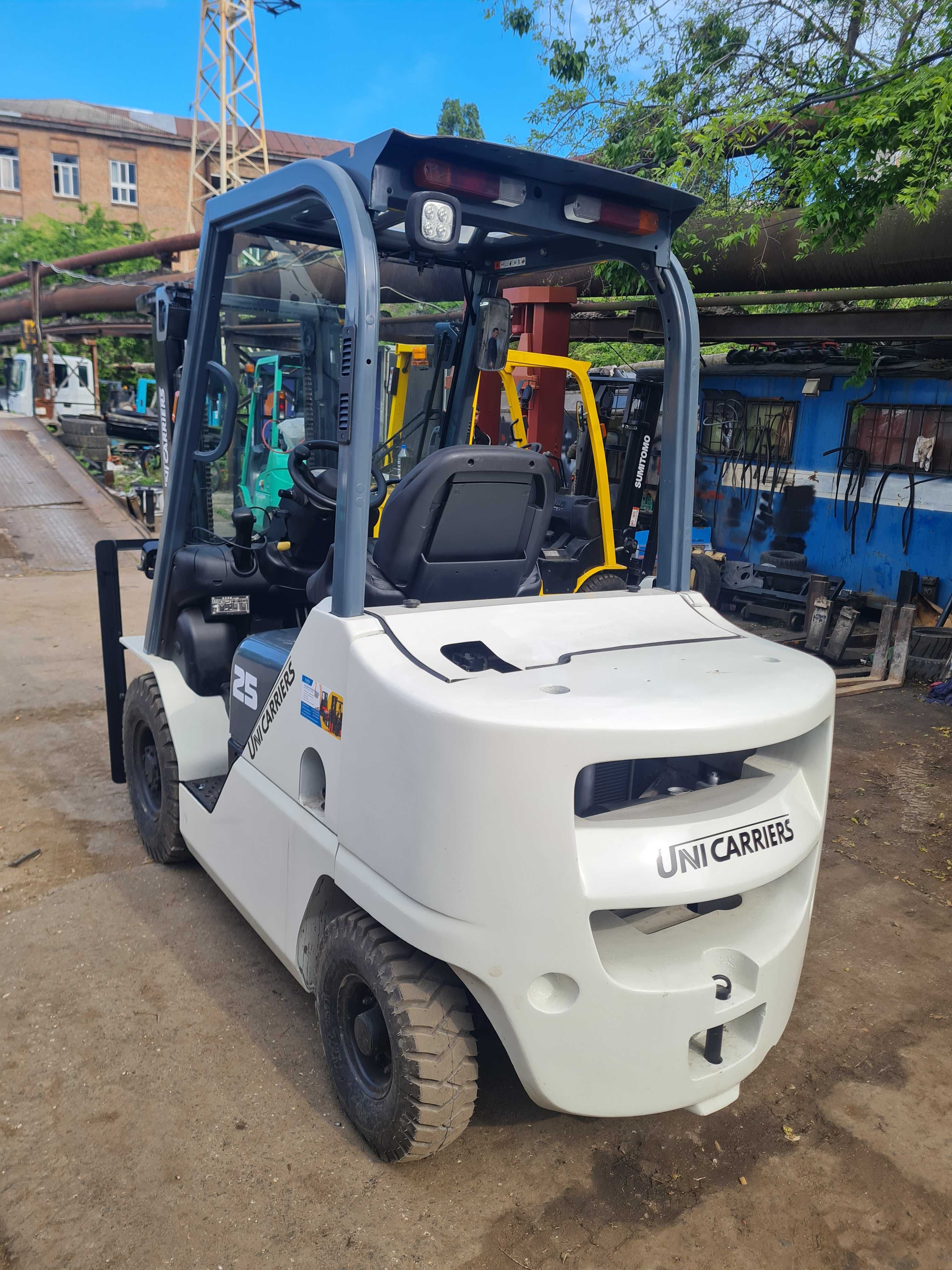 Навантажувач вилковий UNICARRIERS FD25T5