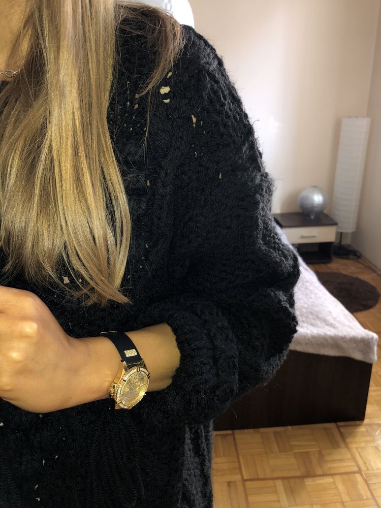 Zara gruby czarny sweter z frędzlami pompony frędzle ażurowy z dziuram