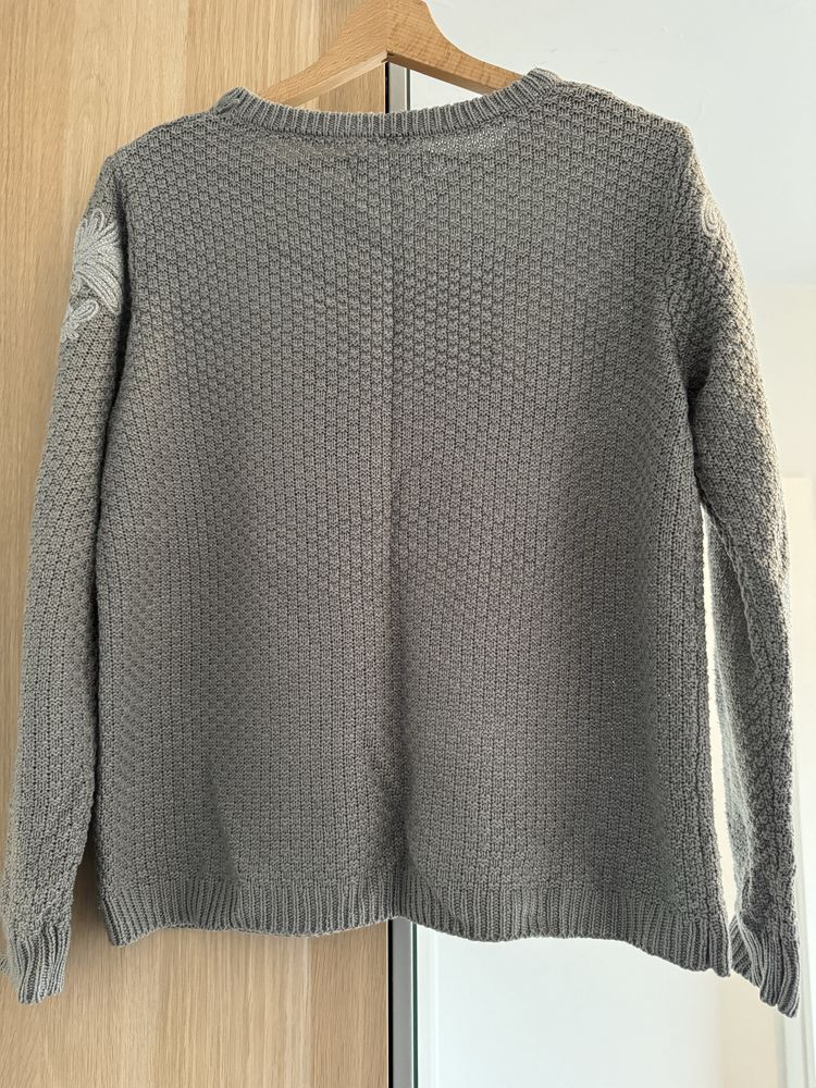 Szary sweter z błyszczącą nitką House M