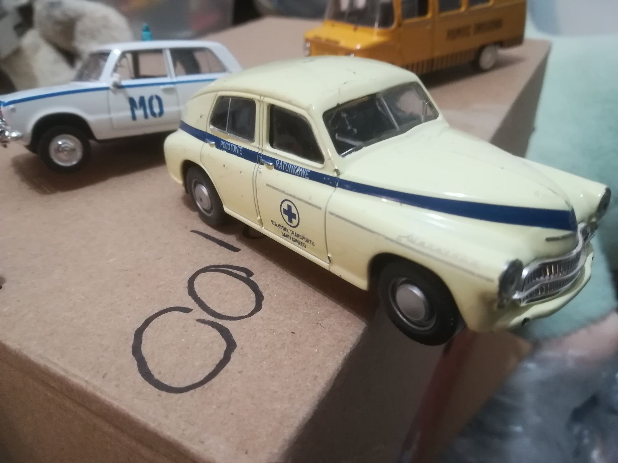 Dwa modele samochodów sanitarek karetek Warszawa deagostini 1:43