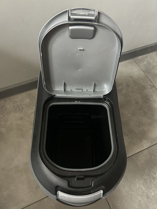 Pojemnik na karme dla psa kota na  zwirek szcelny  12 kg