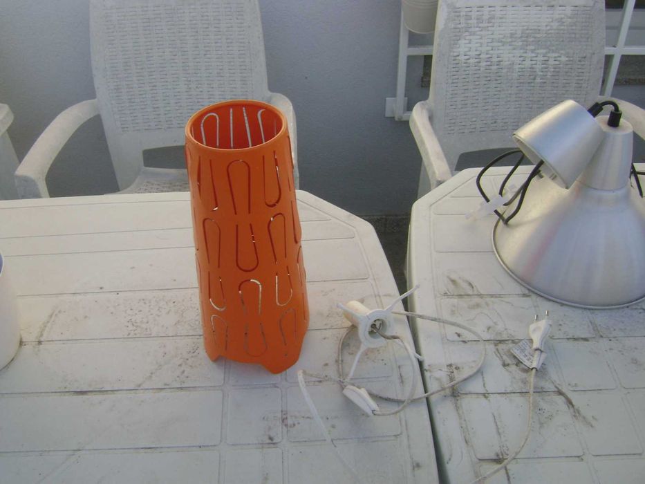 Candeeiros de teto e candeeiro de mesa de cabeceira