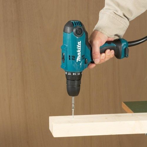 Дрель-шуруповерт Makita DF0300