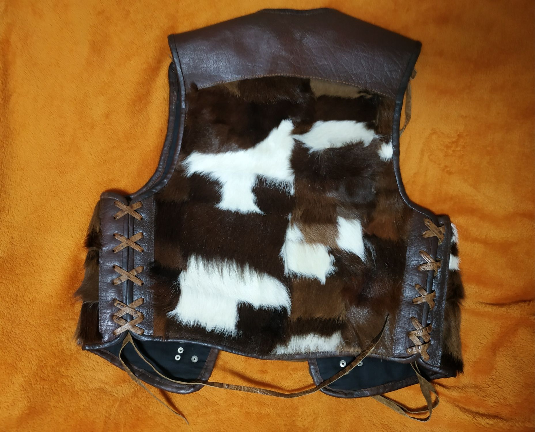 Жилетка байкерская козий мех с набедренной сумкой.
