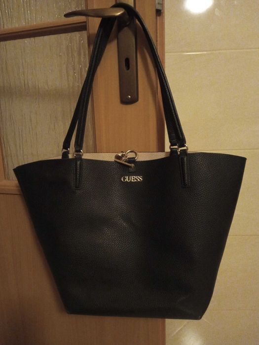 Czarna torba Guess
